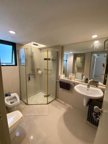 a bathroom with two sinks and a shower and a toilet at KLCC Studio One Bedroom in Kuala Lumpur