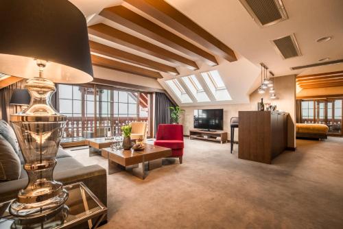 a living room with a couch and a table at Hotel Seidorf w Sosnówce koło Karpacza in Sosnówka