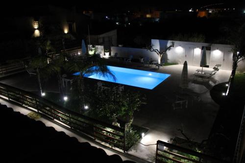 ein Schwimmbad in der Nacht mit Lichtern in der Unterkunft Il Glicine in Marsala