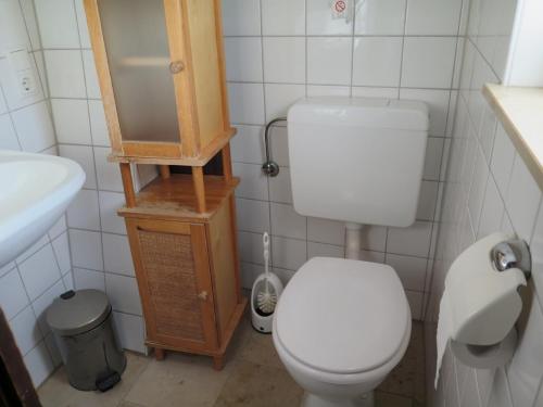 a small bathroom with a toilet and a sink at Ferienwohnung Flurerturm in Beilngries