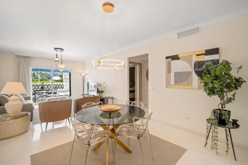 Apartamento de 2 dormitorios en Las Gaviotas - Puerto Banús photo 3