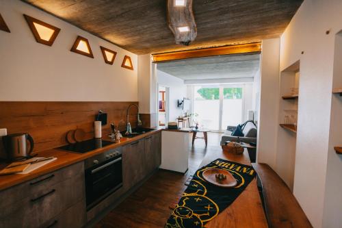 eine Küche mit Holzschränken und einem Tisch darin in der Unterkunft Bio-Weingut Staffelter Hof in Kröv