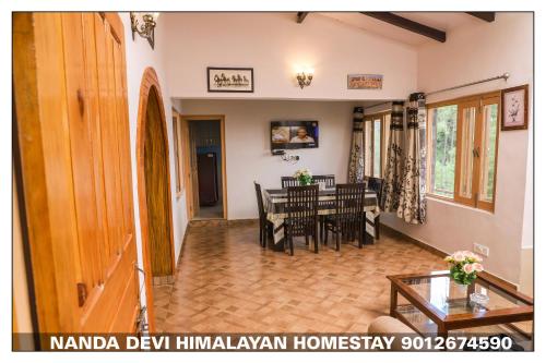 ein Wohnzimmer und ein Esszimmer mit einem Tisch und Stühlen in der Unterkunft Entire 2 BHK Nanda Devi Himalayan Homestay in Rānīkhet