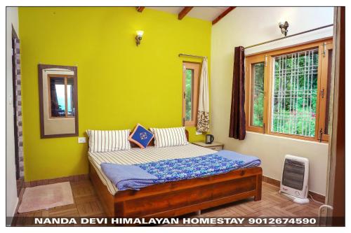 Postel nebo postele na pokoji v ubytování Entire 2 BHK Nanda Devi Himalayan Homestay