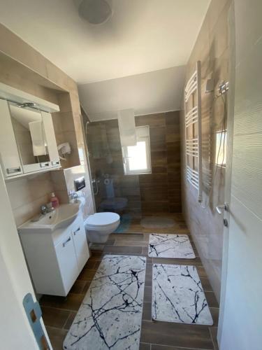 新瓦羅許的住宿－Apartman Zara Zlatar，一间带卫生间和水槽的浴室