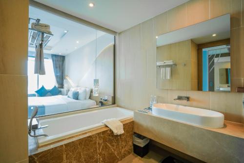 Et bad på Crest Resort & Pool Villas - SHA Extra Plus