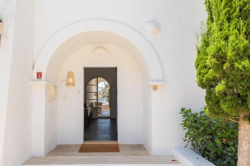 a hallway of a house with an archway at Villa Almar in Cala d´Or