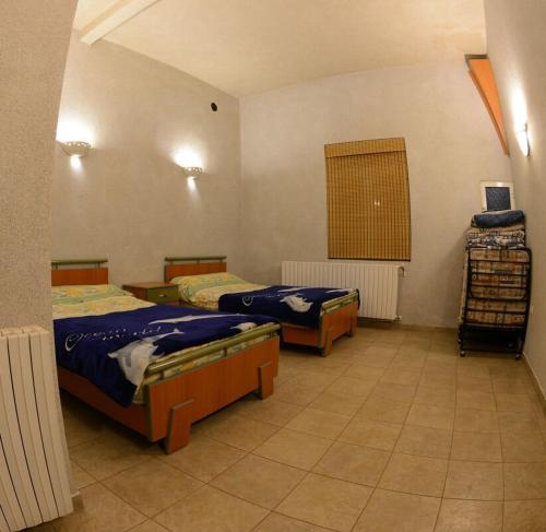 a room with two beds in a room at Bauhaus Motel in Bcharré