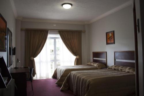 سرير أو أسرّة في غرفة في Hotel Mount Maluti - Lesotho