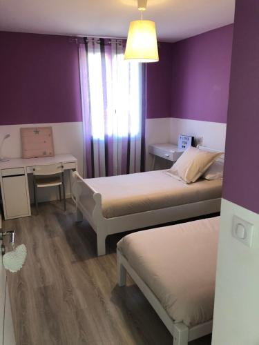 une chambre avec deux lits et un bureau et une fenêtre dans l'établissement Villa au crestet à 5 minutes de Vaison la romaine, à Crestet