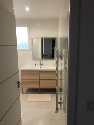 une salle de bain avec un lavabo et un miroir dans l'établissement Villa au crestet à 5 minutes de Vaison la romaine, à Crestet