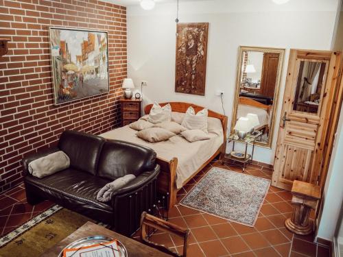 ein Schlafzimmer mit einem Bett und einem Sofa darin in der Unterkunft Alte Schmiede in Lüneburg