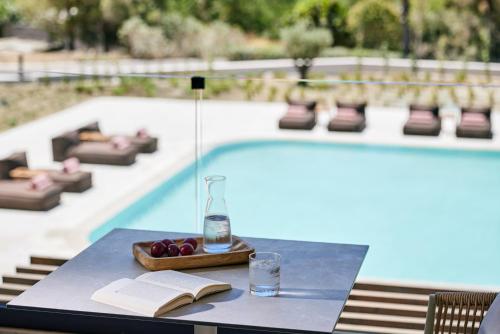 Bazén v ubytování Elissa Lifestyle Beach Resort - Adults Only nebo v jeho okolí