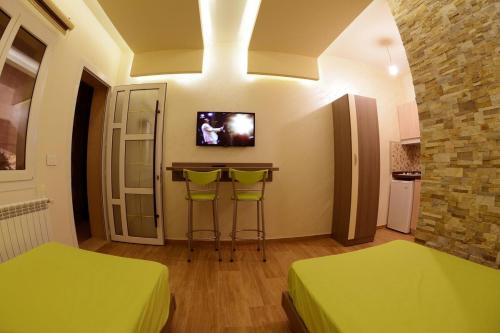 TV a/nebo společenská místnost v ubytování Bauhaus Chalets Apartment