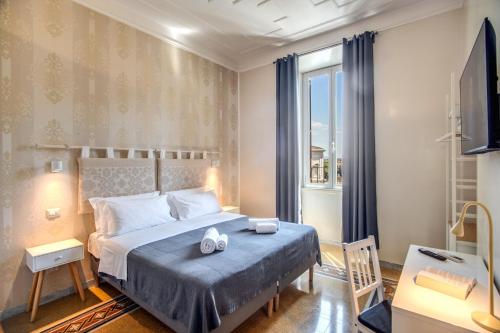 a bedroom with a large bed with a blue blanket at Casa Échelle in Rome
