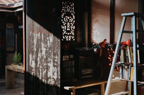a ladder in a room with a book shelf at 島中大厝 in Jinhu