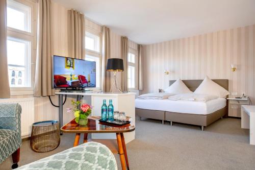 um quarto de hotel com uma cama e uma mesa em Hotel Busch em Westerstede