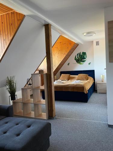 1 dormitorio con 1 cama y una escalera en una habitación en Dom Gościnny, en Mikołajki