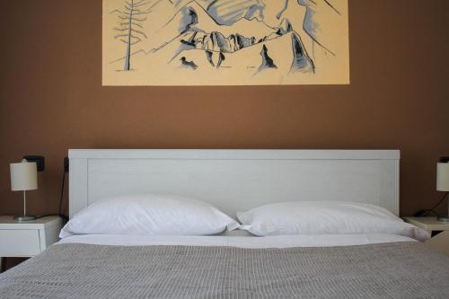 Una cama o camas en una habitación de Hotel Fontaine Bleue