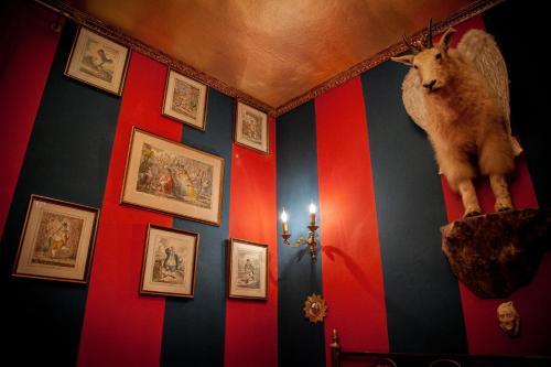 a room with a stuffed animal on the wall at Repubblica Di Oz Rooms in Varese