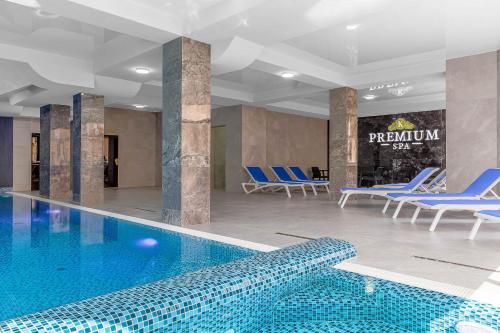 Bazén v ubytování Premium hotel & SPA nebo v jeho okolí