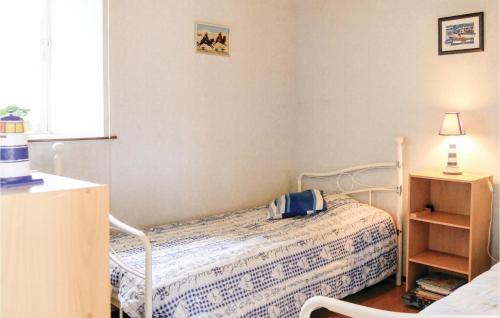 En eller flere senge i et værelse på Awesome Home In Anneville Sur Mer With Kitchenette