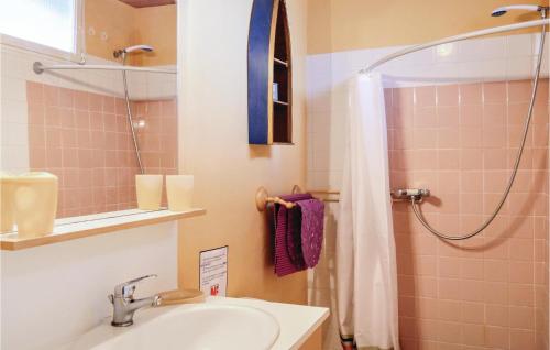 アヌヴィル・シュル・メールにあるStunning Home In Anneville Sur Mer With Kitchenetteのバスルーム(シンク、シャワー付)