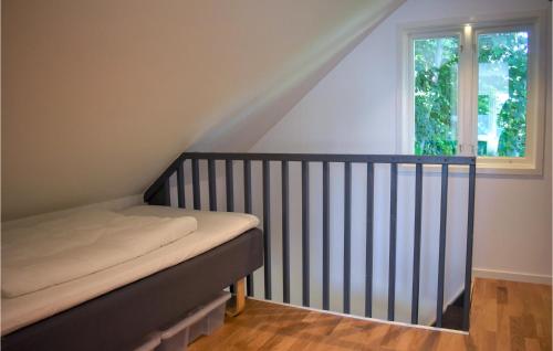 1 cama en una habitación con ventana en 2 Bedroom Amazing Home In Fjlkinge en Fjälkinge