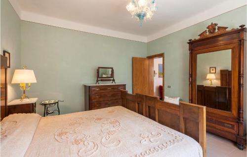 a bedroom with a large bed and a mirror at Gorgeous Home In Ponzano Di Fermo in Grottazzolina