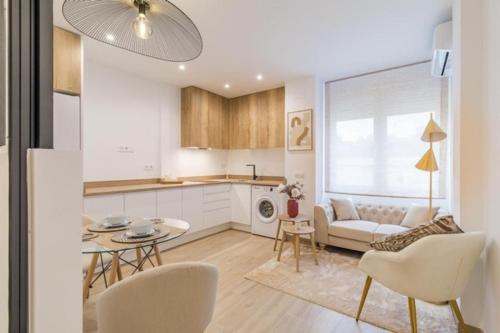 cocina y sala de estar con mesa y sillas en Minty Stay - Martin Heros, en Madrid