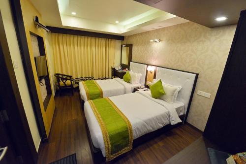Een bed of bedden in een kamer bij Ethnotel, Kolkata Airport