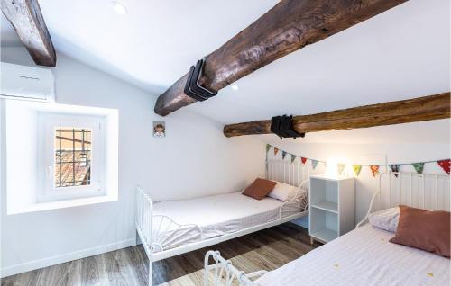 a bedroom with two beds and a window at 3 Bedroom Stunning Home In Marliana in Marliana
