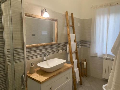 a bathroom with a sink and a mirror at Il Fiore Bianco in Capo dʼOrlando