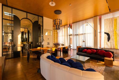un soggiorno con divano e tavolo di Tsinandali Estate Villa Collection a Tsinandali