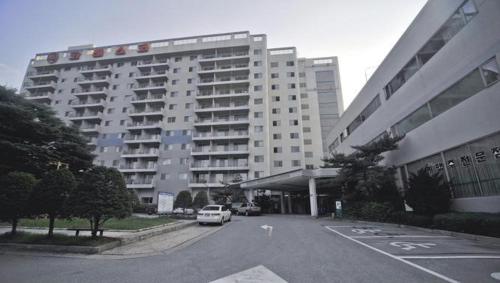 a parking lot in front of a large building at Koresco Chiak Mountain Condominium in Hoengsong