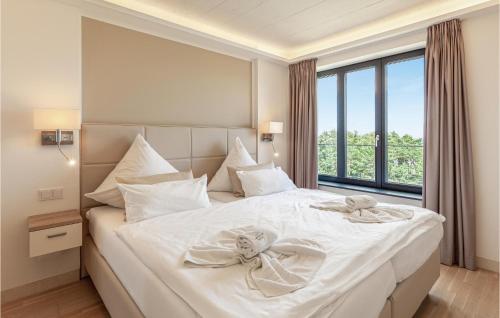 um quarto com uma grande cama branca e uma janela em Prora Solitaire Sunny Suite em Binz
