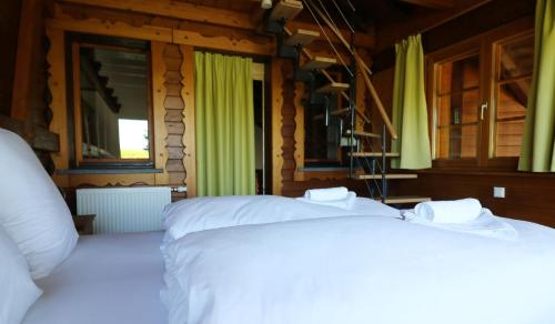 Duas camas num quarto com cortinas verdes em Haus Panoramablick - Fewo Alpensicht, 4 Schlafzimmer, Höchenschwand em Höchenschwand