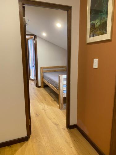 Ένα ή περισσότερα κρεβάτια σε δωμάτιο στο RIALTO SUITES Fremantle