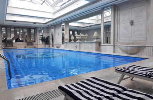 ein großer Pool in einem Gebäude mit großer Decke in der Unterkunft Air China Boyue Beijing Hotel in Peking