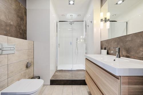 W łazience znajduje się toaleta, umywalka i prysznic. w obiekcie Loft Glamour by LookAp w Łodzi