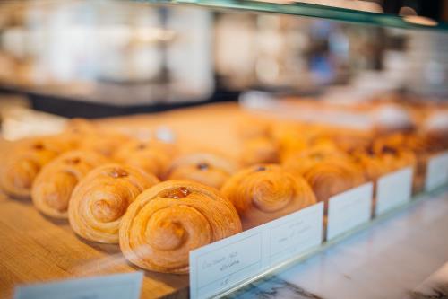 Ein Haufen Donuts, die in einer Vitrine ausgestellt sind. in der Unterkunft Gustificio in Carmignano di Brenta