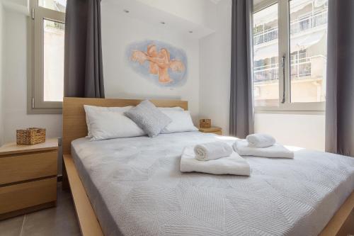 ein Schlafzimmer mit einem Bett mit Handtüchern darauf in der Unterkunft Nereid Apartment in Athen
