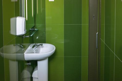 Ένα μπάνιο στο Urbany Hostel Barcelona