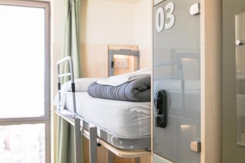 Ένα ή περισσότερα κρεβάτια σε δωμάτιο στο Urbany Hostel Barcelona