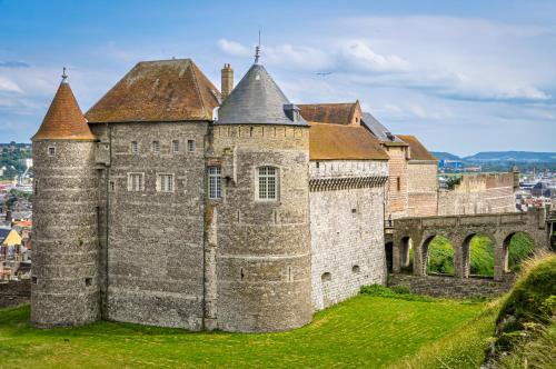 an old castle with two towers on a hill at La Palmeraie, rénové, central et proche plage in Dieppe