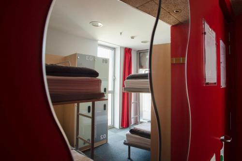 Ένα ή περισσότερα κρεβάτια σε δωμάτιο στο Urbany Hostel Barcelona