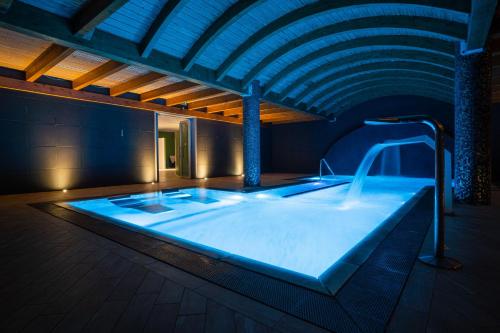 a jacuzzi tub in a room with a ceiling at Mercure Olbia in Olbia