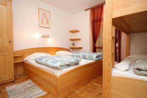 2 Einzelbetten in einem Zimmer mit gedankenlosem, gedankenlosem, gedankenlosem, gedankenlosem in der Unterkunft Apartments by the sea Ivan Dolac, Hvar - 8700 in Jelsa