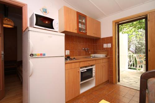 Kuchyň nebo kuchyňský kout v ubytování Apartments by the sea Ivan Dolac, Hvar - 8711