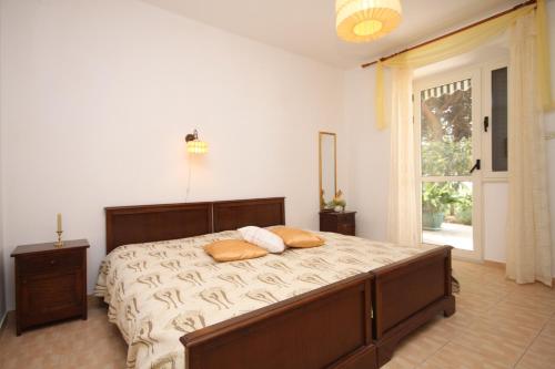 Ένα ή περισσότερα κρεβάτια σε δωμάτιο στο Apartments by the sea Sveta Nedilja, Hvar - 8725
